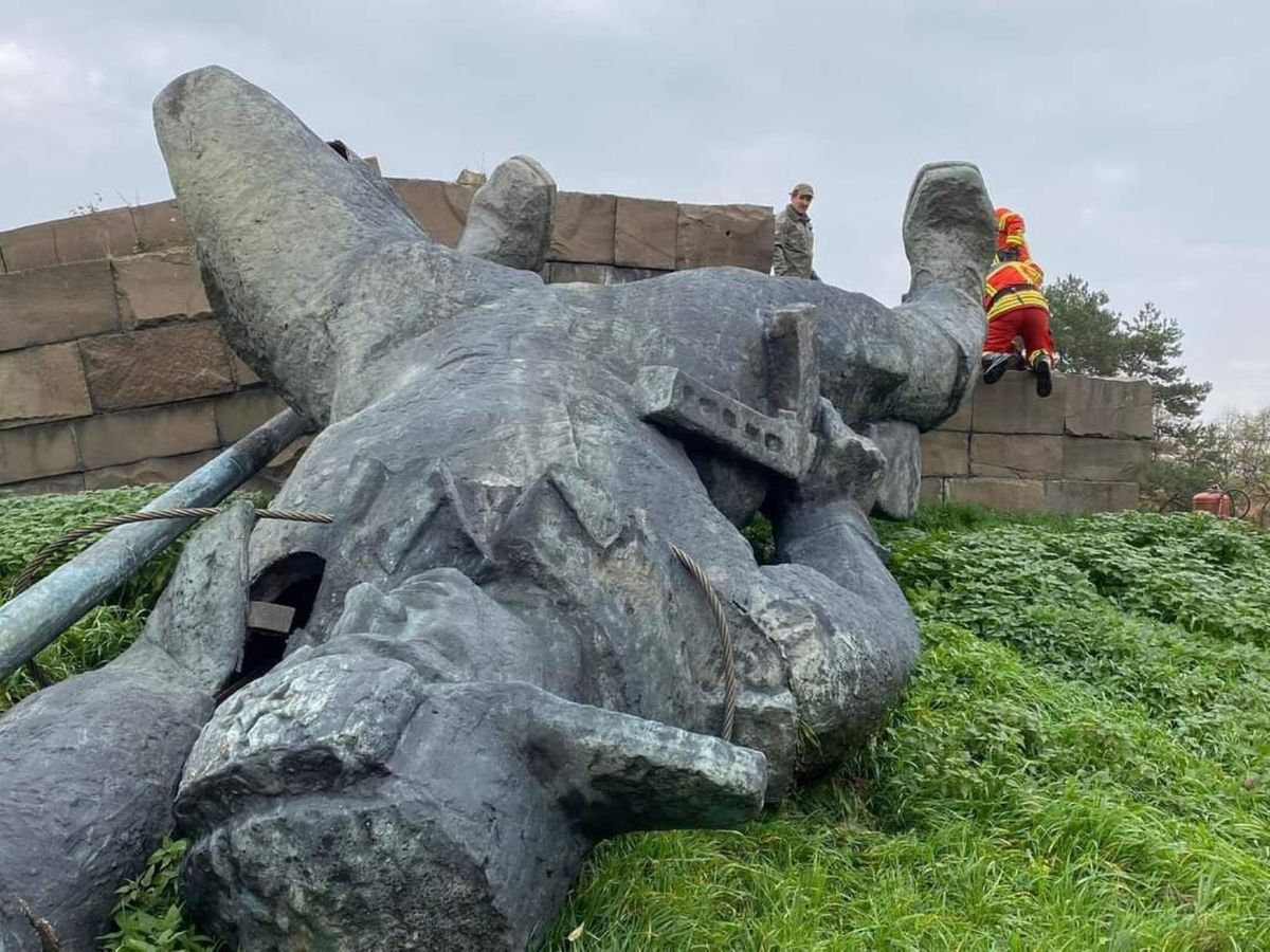 На кордоні зі Словаччиною демонтували 11-метровий пам’ятник радянському солдату
