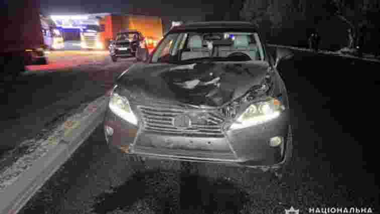 Водій позашляховика Lexus збив двох пішоходів на Хмельниччині