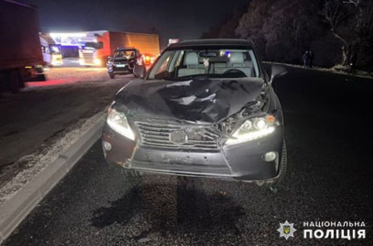 Водій позашляховика Lexus збив двох пішоходів на Хмельниччині
