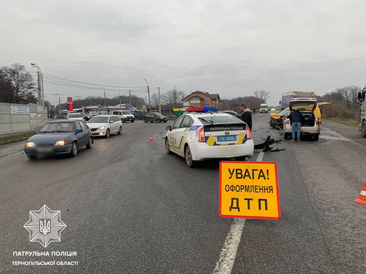 На трасі біля Тернополя ускладнений проїзд через ДТП з чотирма авто
