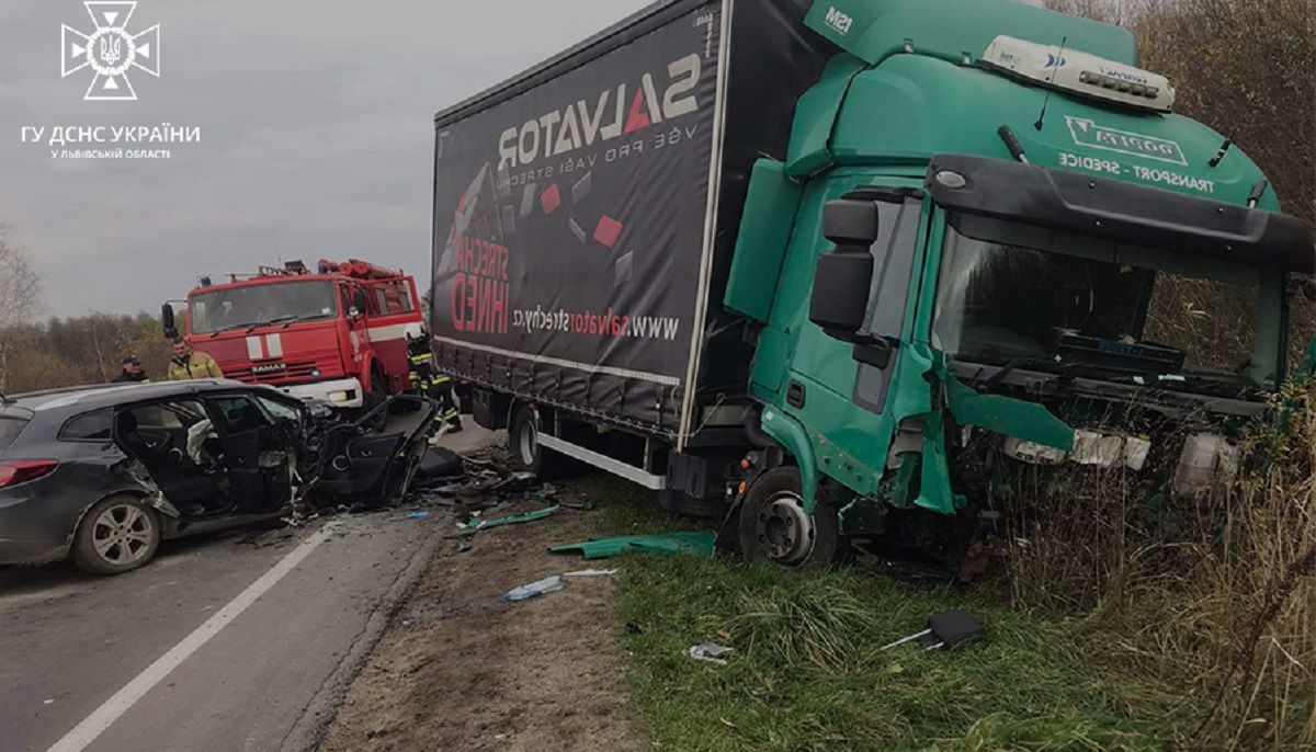23-річний водій Renault Megane заїхав під фуру на Львівщині