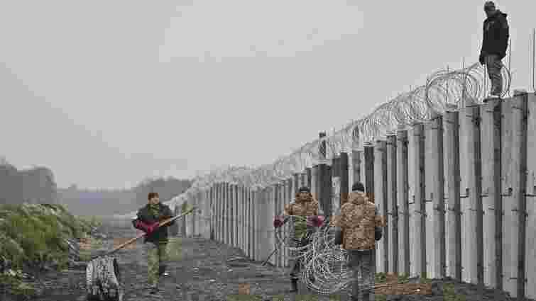Україна почала будівництво залізобетонної стіни на кордоні з Білоруссю