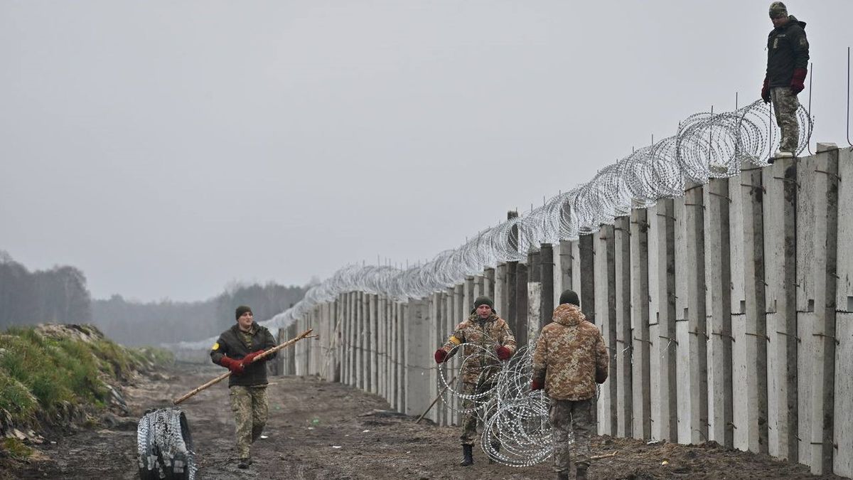 Україна почала будівництво залізобетонної стіни на кордоні з Білоруссю