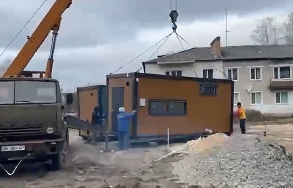 На Рівненщині розпочали монтаж першого модульного містечка для переселенців