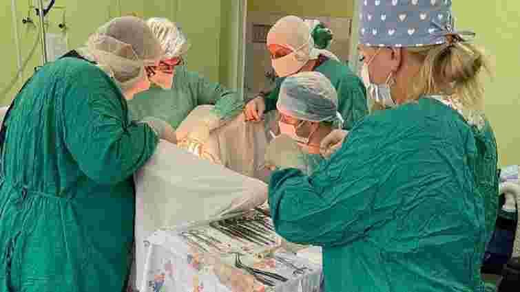 Хірурги львівського «Охматдиту» 8 годин оперували дівчинку з важкою  вадою сечостатевої системи