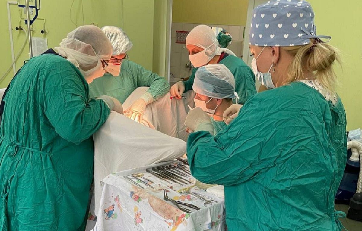 Хірурги львівського «Охматдиту» 8 годин оперували дівчинку з важкою  вадою сечостатевої системи