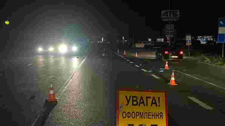 На неосвітленій дорозі під Мукачевом 61-річного пішохода збили два автомобілі