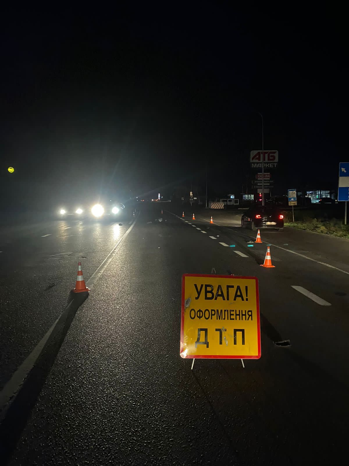 На неосвітленій дорозі під Мукачевом 61-річного пішохода збили два автомобілі