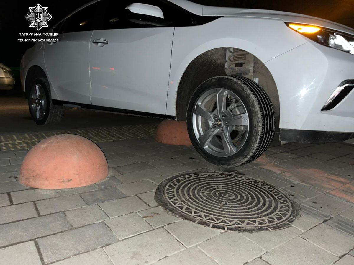 П'яний водій Chevrolet застряг на бетонних обмежувачах руху у Тернополі