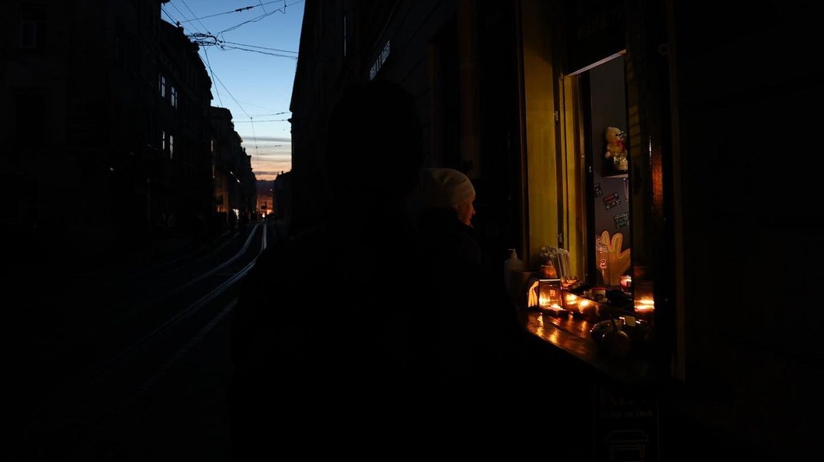 Після обстрілів на Львівщині запровадили всі графіки вимкнення світла