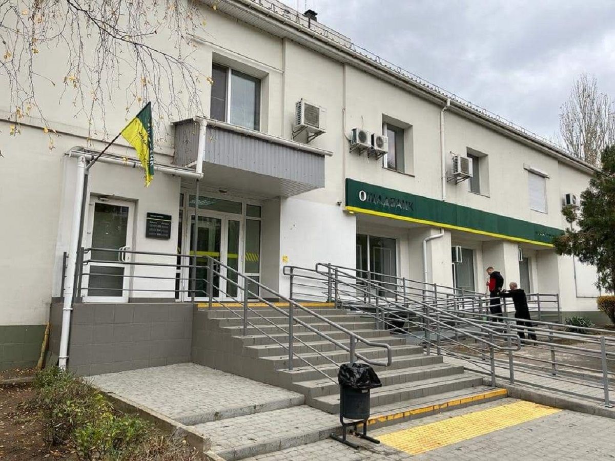 В Херсоні відновили роботу відділення «ПриватБанку», «Ощадбанку» і «Укргазбанку»