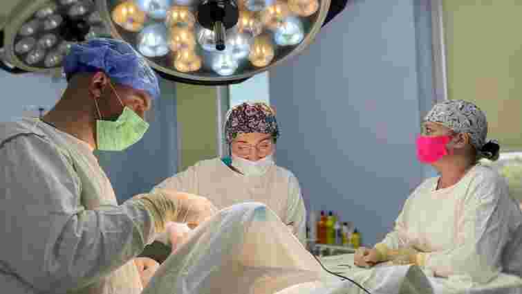 Двотижневому немовляті львівські хірурги видалили 700-грамову пухлину