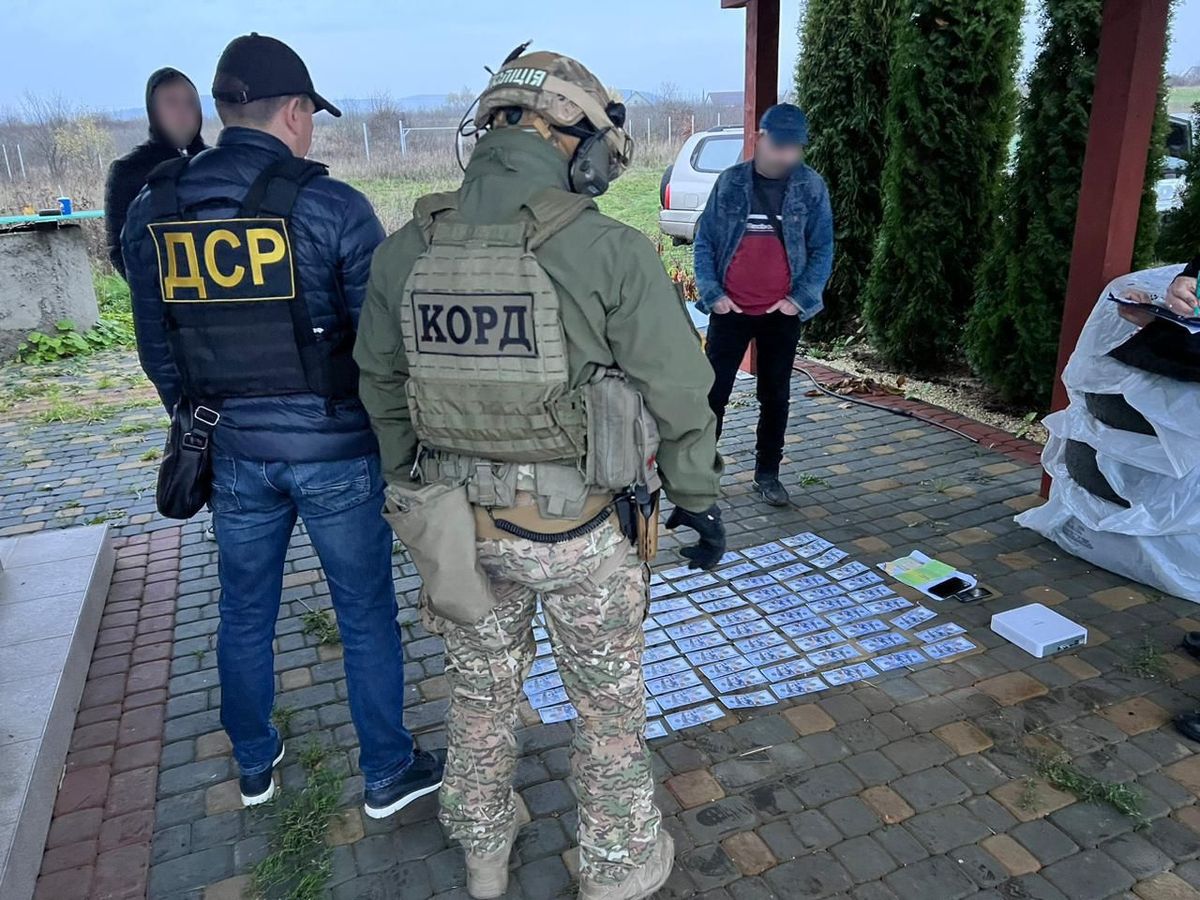 Мешканця Закарпаття затримали за продаж позашляховиків для ТРО Києва