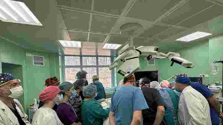 Львівські хірурги видалили 4-річному хлопчику пухлину діаметром 20 см

