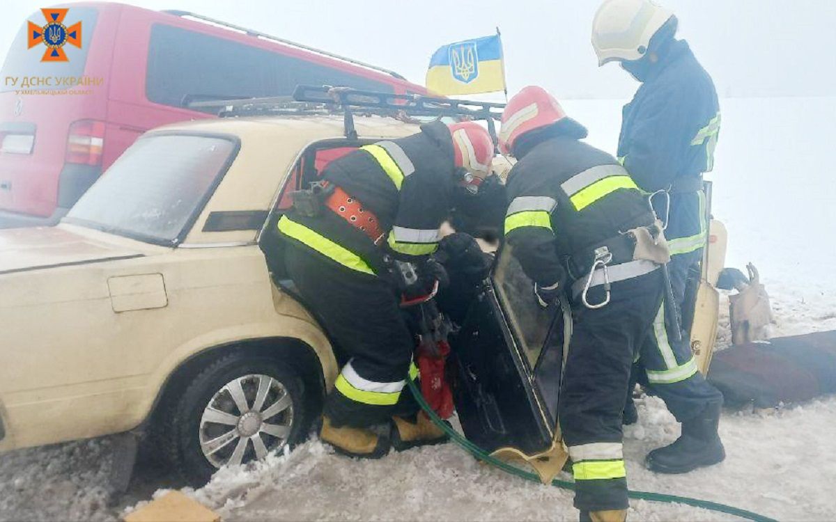 54-річна жінка загинула внаслідок зіткнення ВАЗ з мікроавтобусом на Хмельниччині