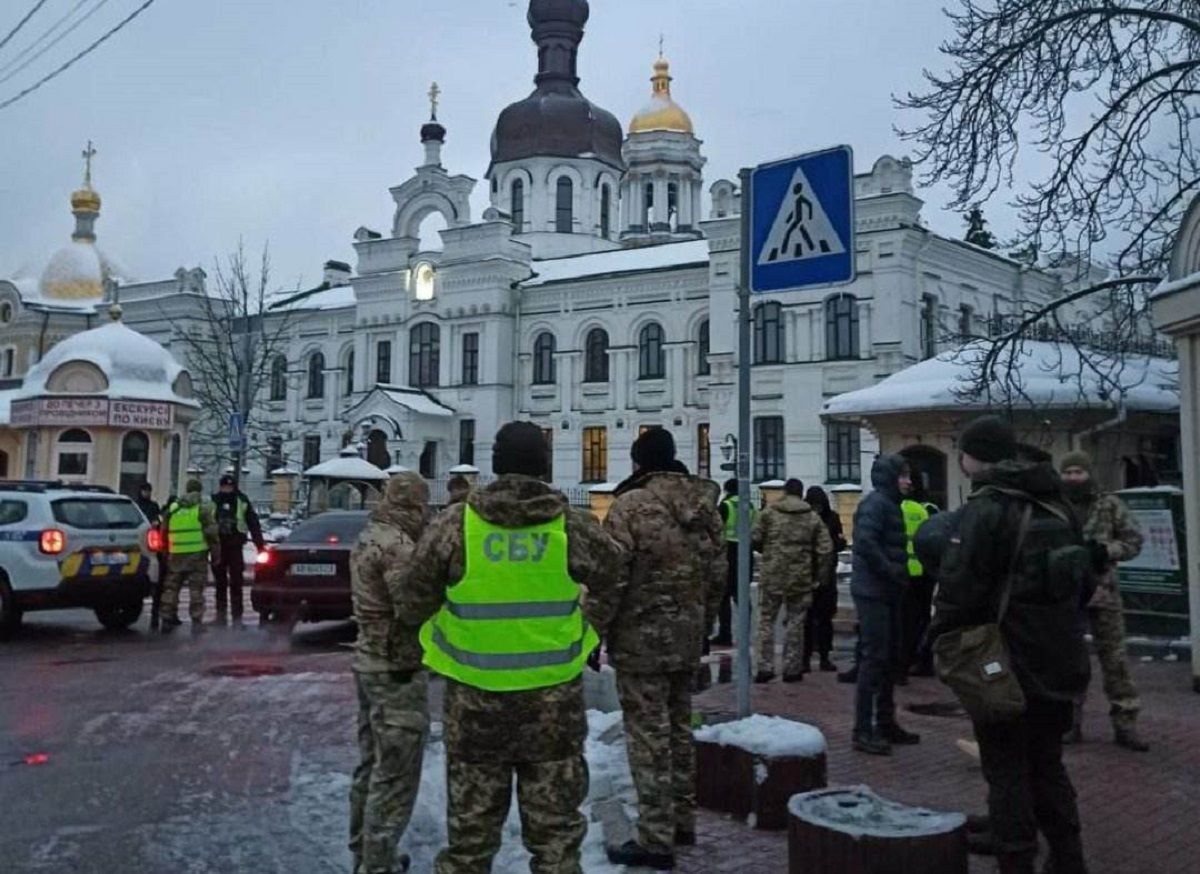 СБУ обшукала Києво-Печерську лавру і Корецький монастир