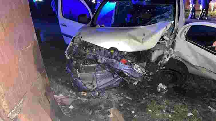 П’яний водій Renault врізався у будинок у Хусті, загинув пасажир