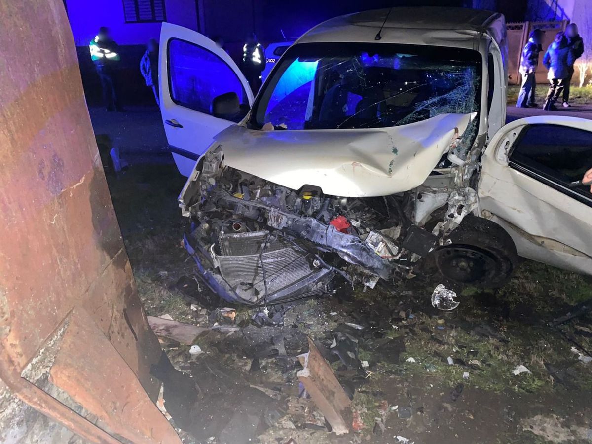 П’яний водій Renault врізався у будинок у Хусті, загинув пасажир
