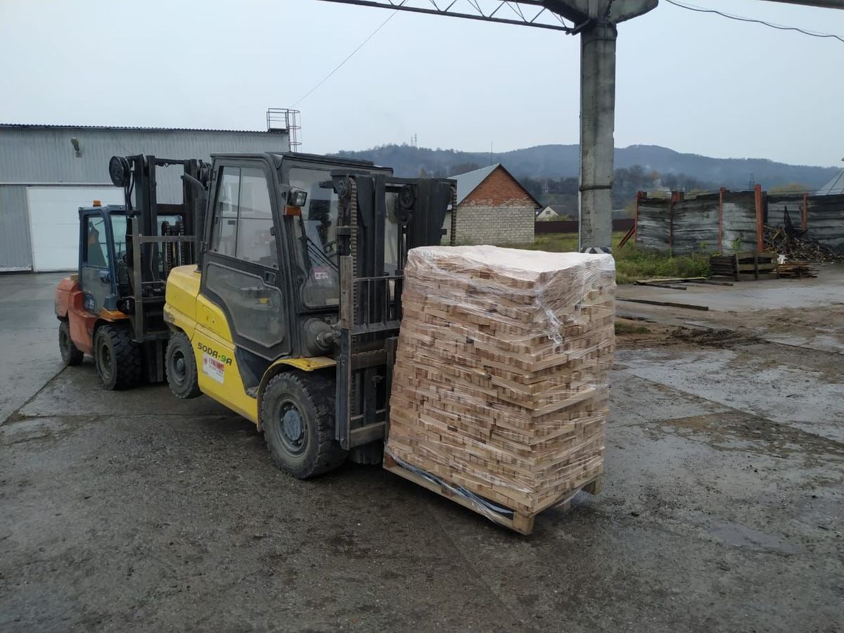 Працівниця деревообробного підприємства загинула внаслідок наїзду навантажувача на Закарпатті