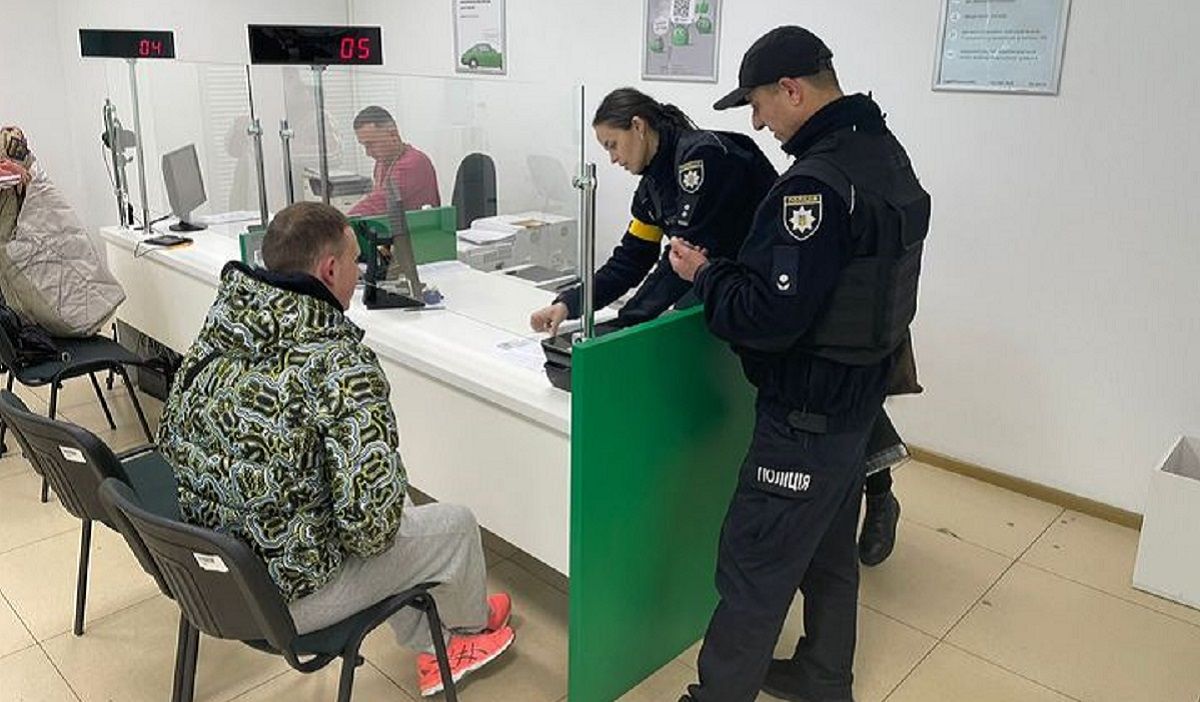 Червоноградець вирішив обміняти у сервісному центрі МВС куплені права