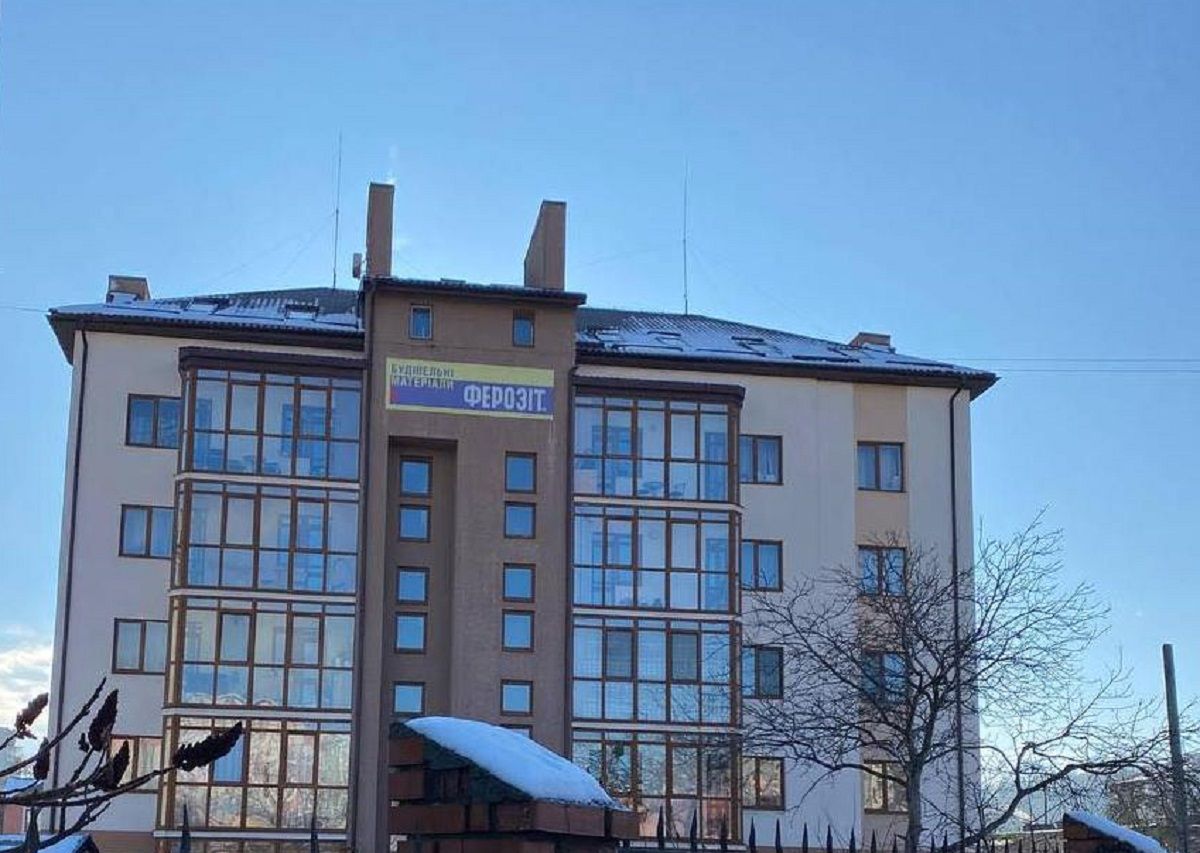 У Львові демонтують незаконний поверх житлової пʼятиповерхівки 