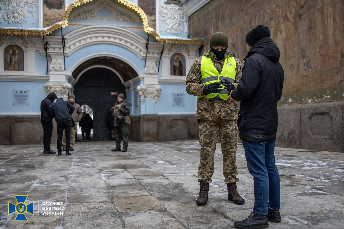 СБУ виявила підозрілих росіян під час обшуку об'єктів УПЦ МП