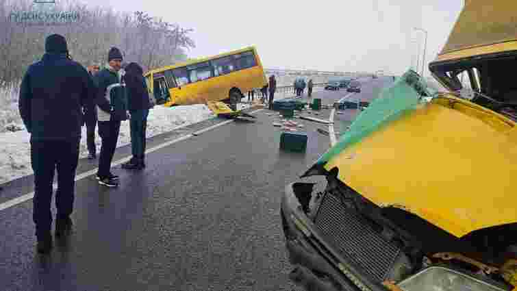 У Чорткові автобус зіткнувся з автомобілем, шестеро потерпілих