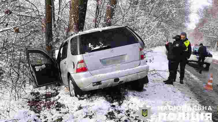 Внаслідок зіткнення з деревом поблизу Хотина загинув 47-річний водій 