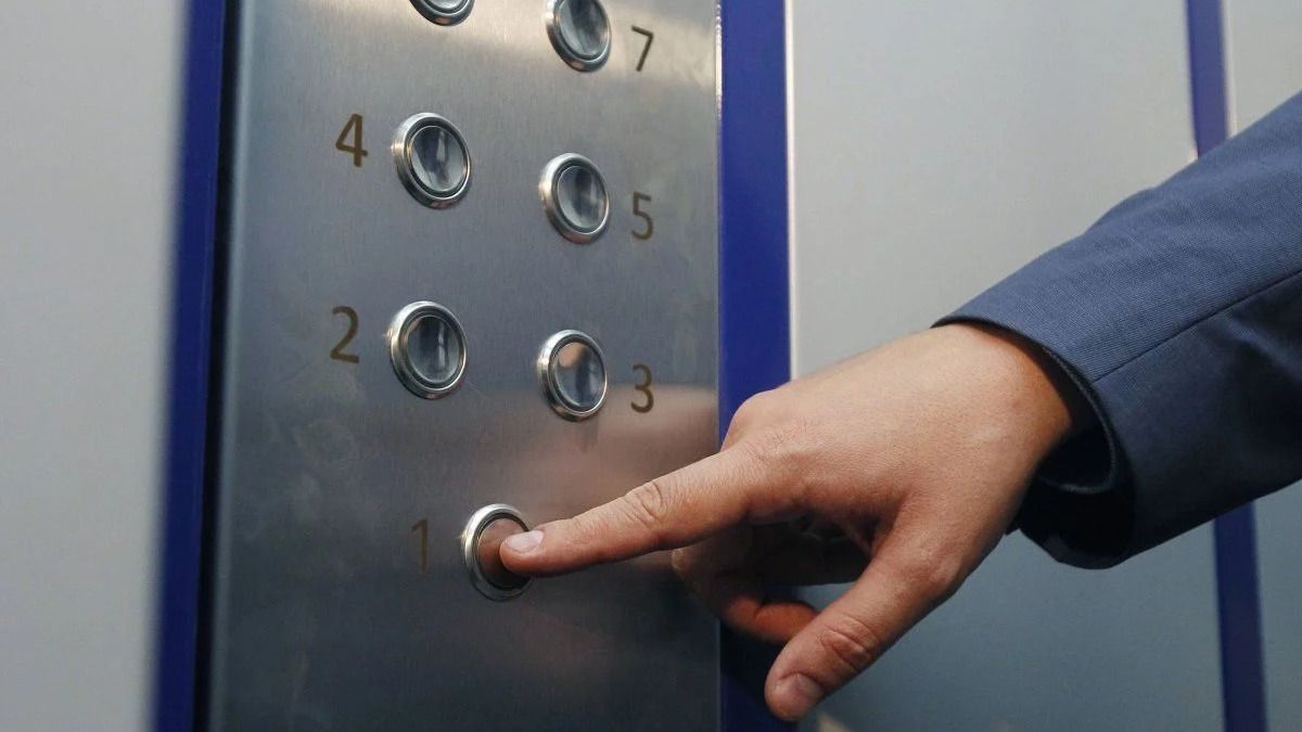 Десятки львів’ян застрягли у ліфтах через блекаут після ракетної атаки