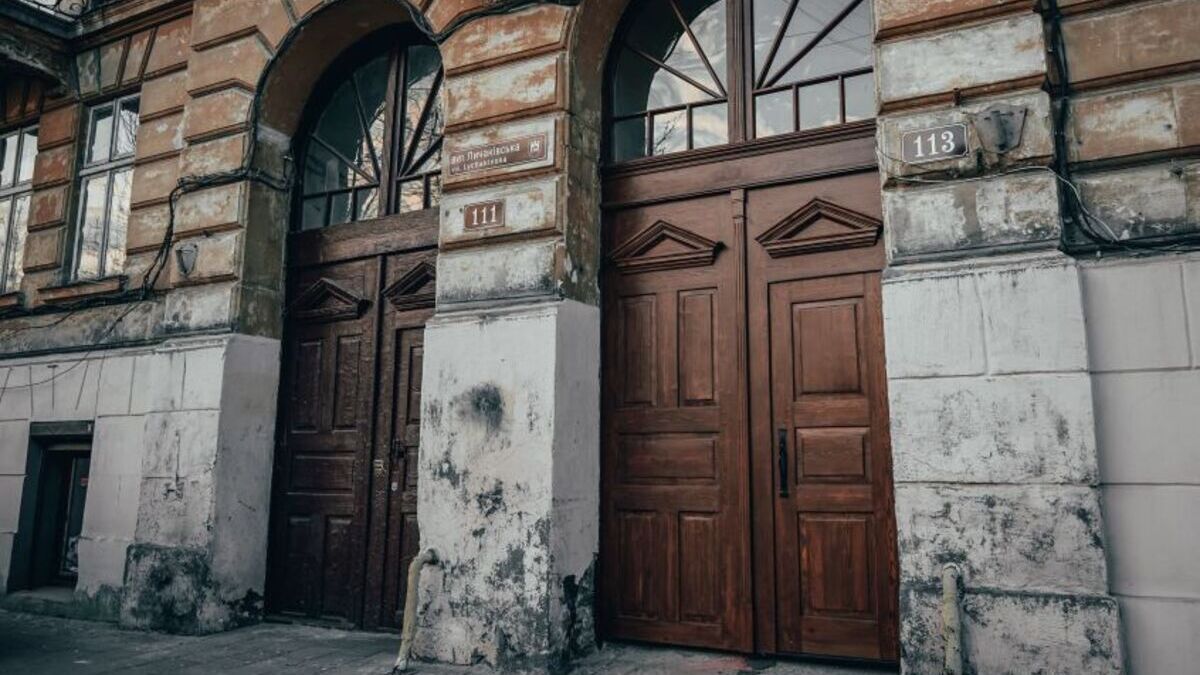 У Львові на Личаківській відновили історичну каретну браму
