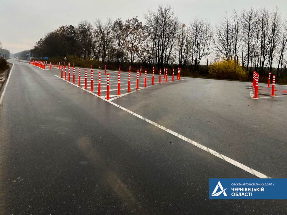 На небезпечному перехресті трас на Буковині встановили додаткові делініатори