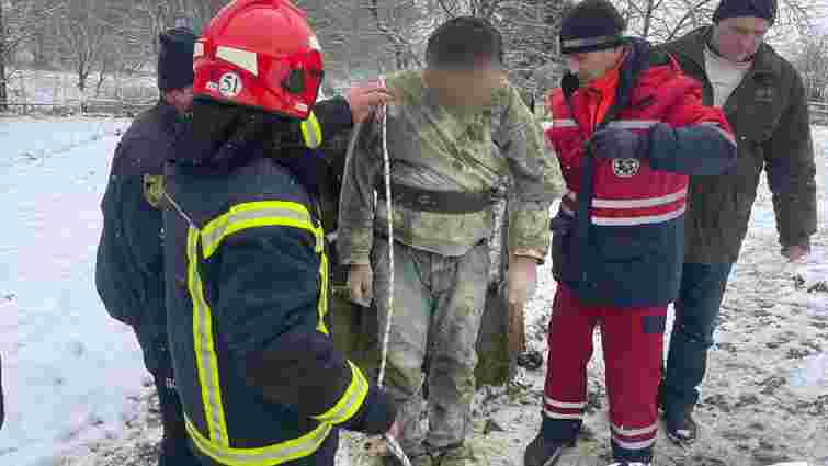 На Львівщині 45-річний чоловік вижив після падіння у 20-метрову криницю