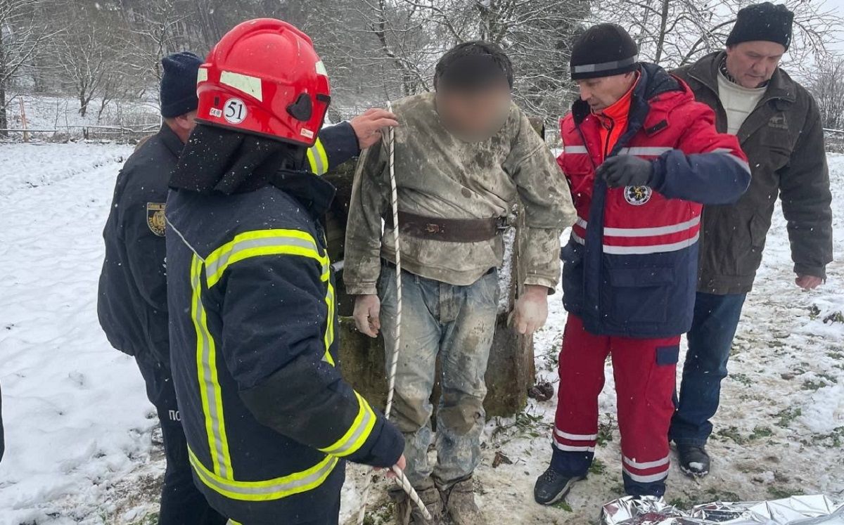 На Львівщині 45-річний чоловік вижив після падіння у 20-метрову криницю