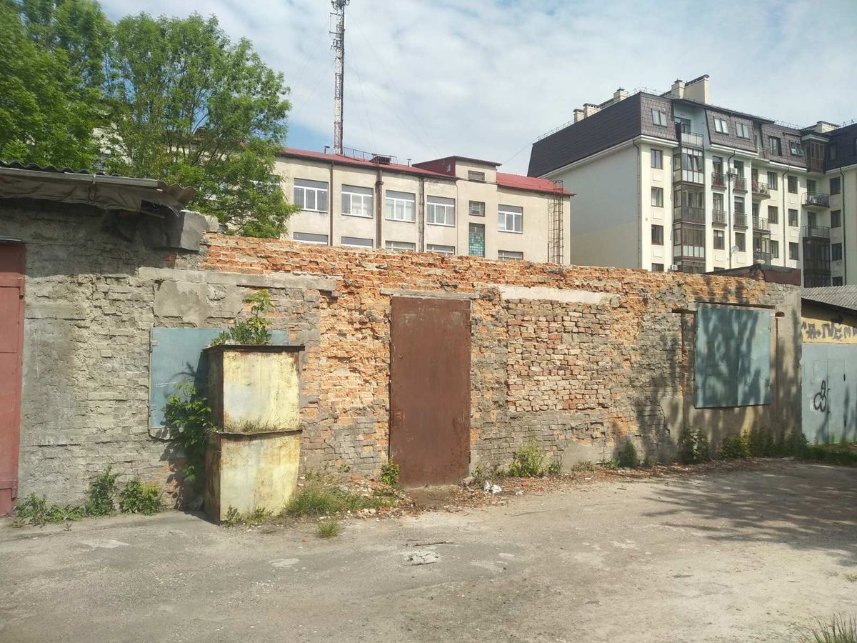 Львівська міськрада продала закинуті майстерні на вул. Антоновича за 1,5 млн грн