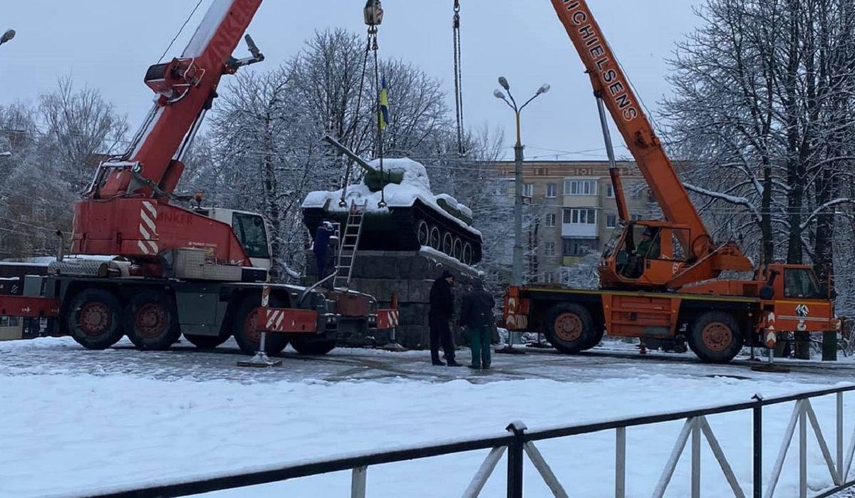 У Хмельницькому з постамента зняли радянський танк Т-34