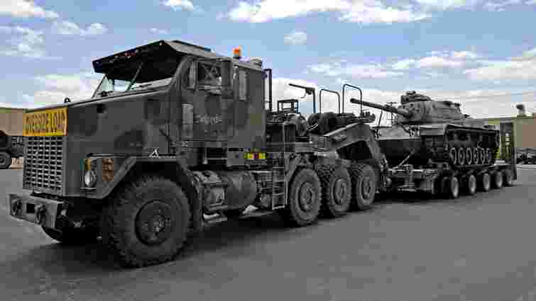 Німеччина передала Україні танкові тягачі Oshkosh та 53 бронеавтомобілі