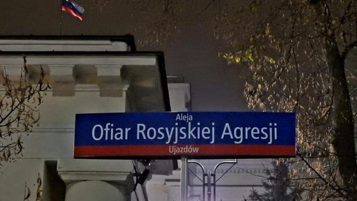 Біля посольства Росії у Варшаві відкрили Алею жертв російської агресії