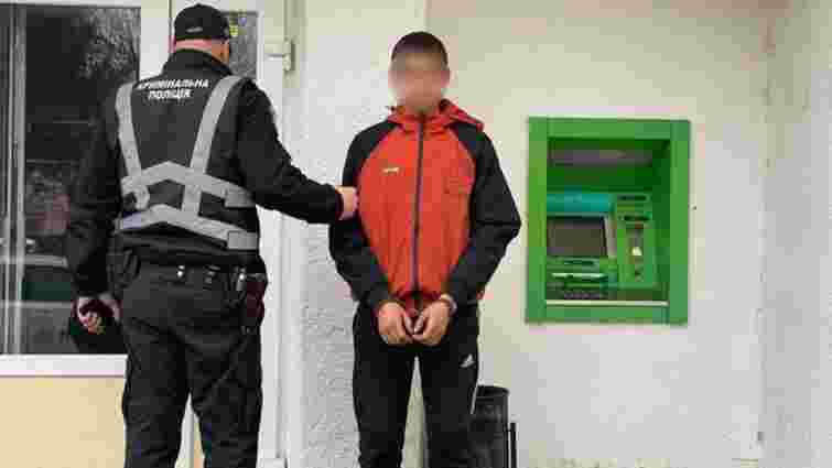 18-річного закарпатця затримали за спробу витягнути гроші із банкомата