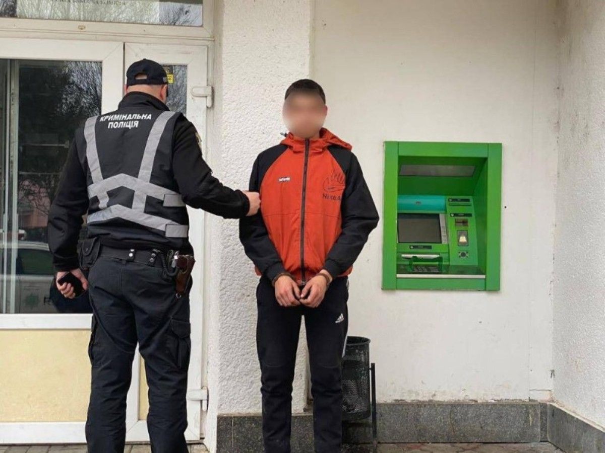 18-річного закарпатця затримали за спробу витягнути гроші із банкомата