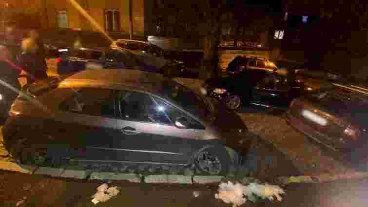 П’яний львів’янин на Mercedes пошкодив п’ять припаркованих машин