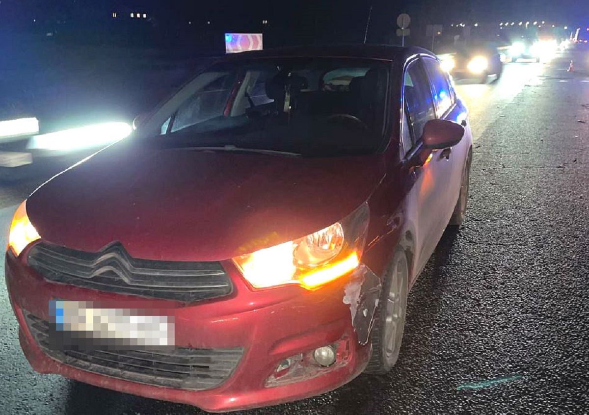65-річний пішохід отримав серйозні травми, впавши під авто на Рівненщині