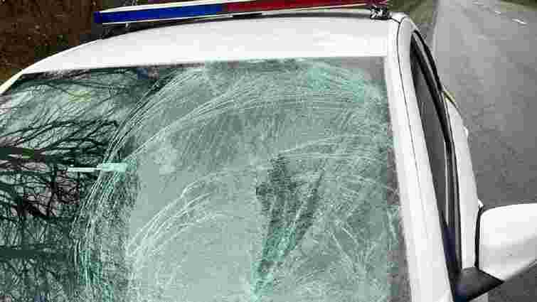 Двоє поліцейських постраждали внаслідок падіння льодової брили на авто біля Дубна