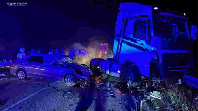 44-річний водій Mercedes загинув у нічній ДТП із вантажівкою біля Іршави