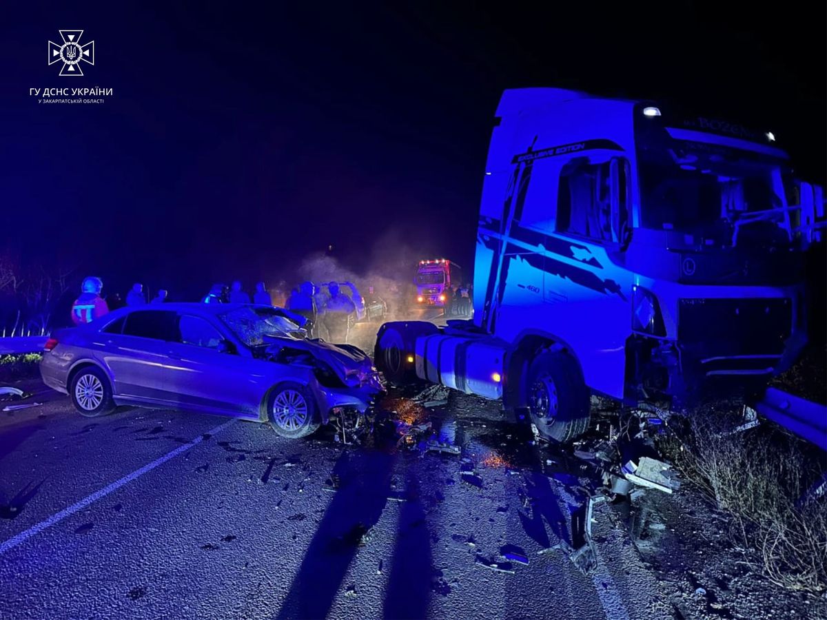 44-річний водій Mercedes загинув у нічній ДТП із вантажівкою біля Іршави
