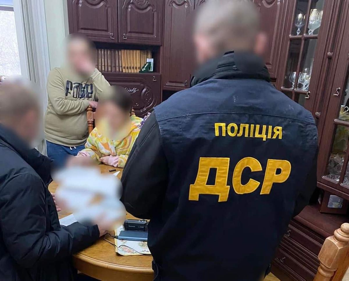 Посадовицю Чернівецької ОВА затримали за виїзд понад 50 ухилянтів