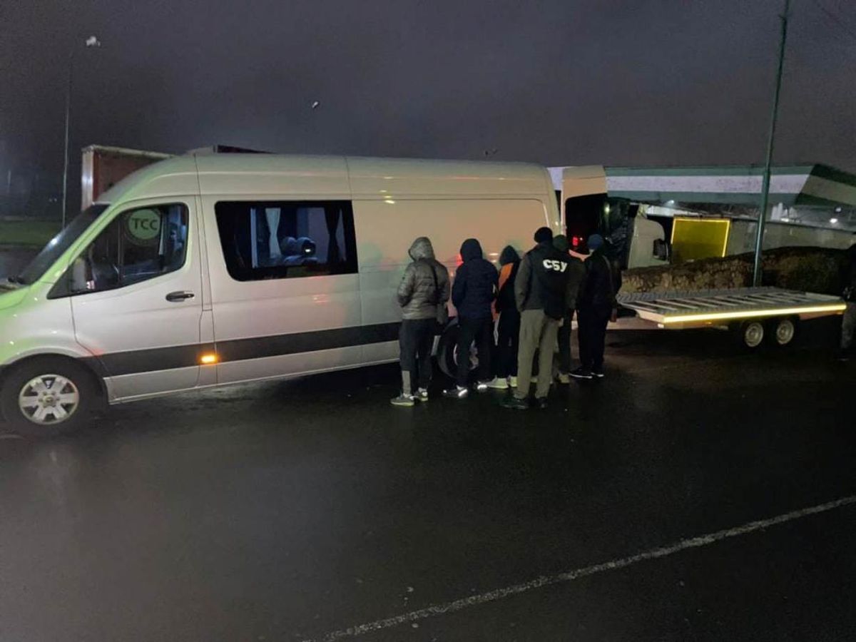 Працівницю візової агенції з Франківська затримали за переправку ухилянтів 