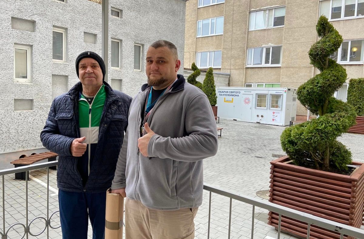 У Львові встановили протез чоловікові, який  голіруч виніс з городу 12 мін