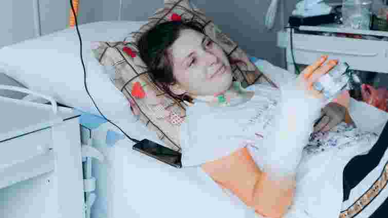 З лікарні виписали дівчину, яка після поранення перенесла 35 операцій