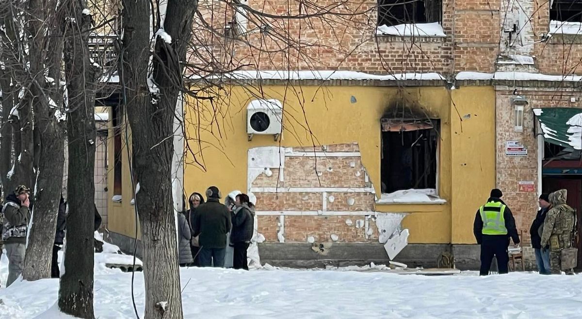 У Гостомелі вандали вирізали з фасаду будинку графіті Бенксі