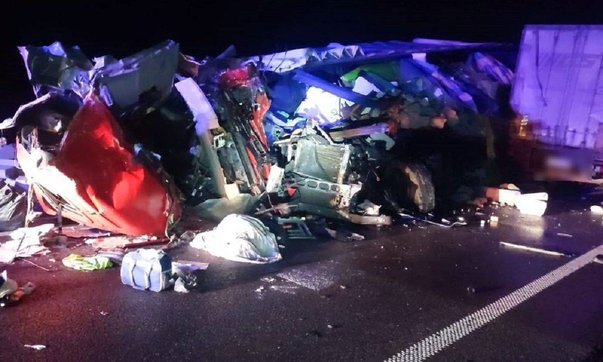 У лобовій аварії біля Олеська загинули водії двох вантажівок 